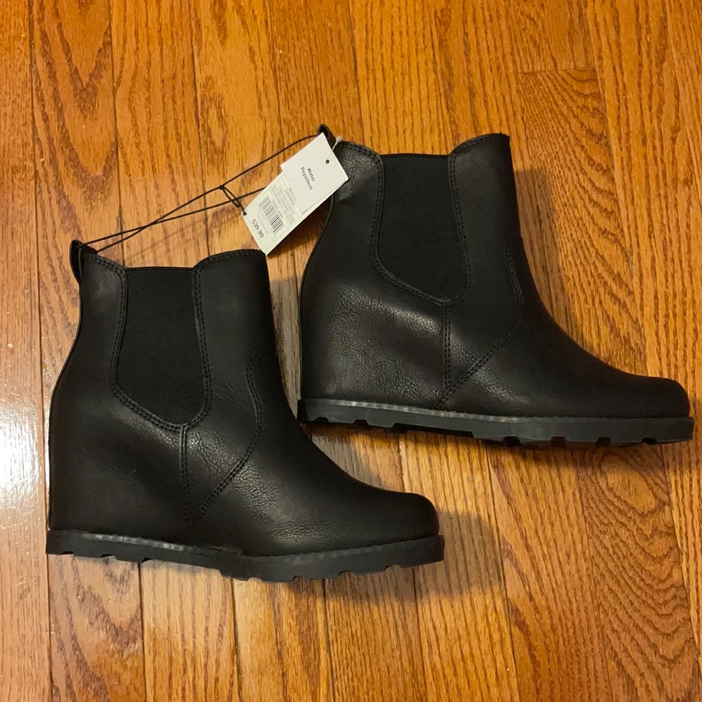 Universal thread wedge booties